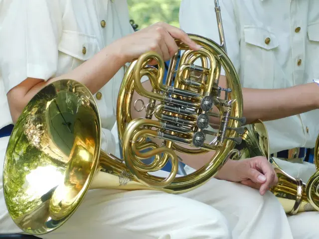 フレンチホルンを持つ吹奏楽部の生徒たちの手
