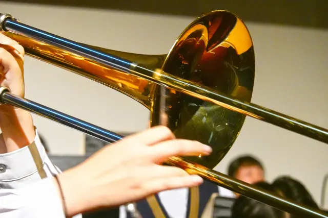 仲間と一緒に楽器を演奏する様子