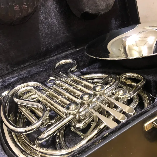 ケースに収められた複数の金管楽器
