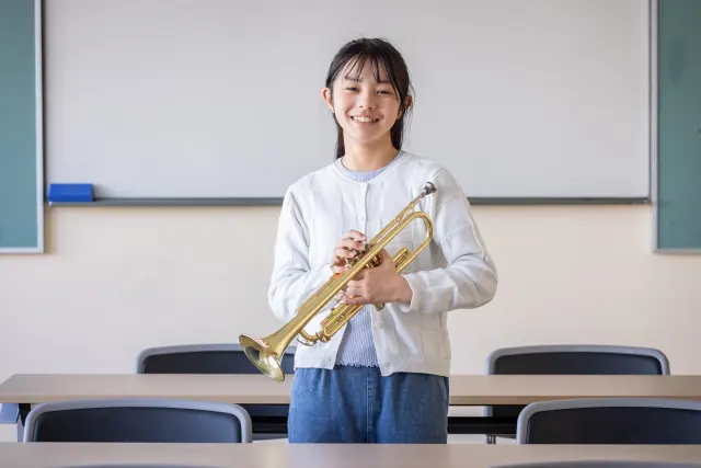 教室で楽器を手に再開を考える女性